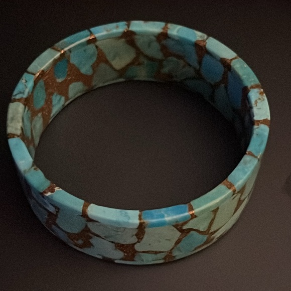 Composite turquoise chip bangle infused with golden metal chips - Picture 4 of 8